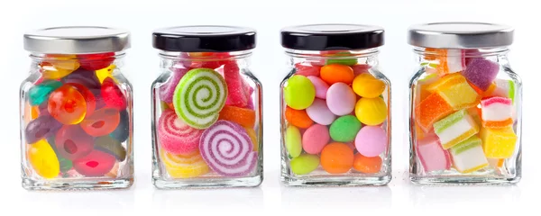 Photo sur Plexiglas Bonbons bonbons colorés dans des bocaux en verre sur fond blanc - bannière Web avec concept alimentaire