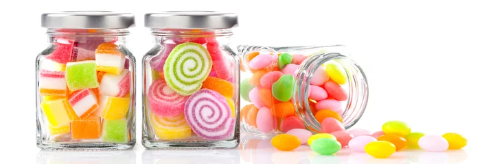 Afwasbaar Fotobehang Snoepjes kleurrijke snoepjes in glazen potten op witte achtergrond - webbanner met voedsel concept