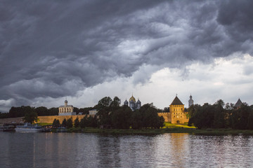 Новгородский кремль в облаке бури