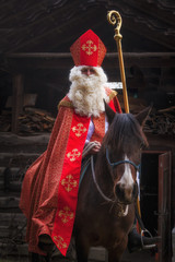 Nikolaus kommt auf einem Pferd