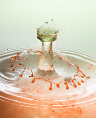 dynamisches zweifärbiges Tropfengebilde