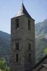 Fototapeta na wymiar Romanische Kirche im Valle de Boi in den Spanischen Pyrenäen