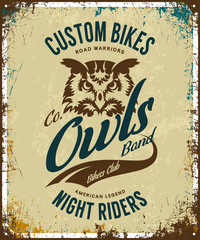 Obraz premium Vintage bikers club t-shirt vector logo on light background. Premium quality owl bird night rider logotype tee-shirt emblem illustration. Custom bikes street wear superior retro tee print design.