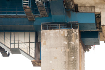 Detailaufnahme der Köhlbrandbrücke von unten bei Tageslicht.