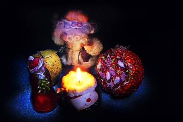 Новогодняя открытка Дед мороз снеговик и фрукты у огня