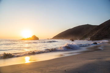 Fototapeta premium Large waves at Pfeiffer State Park, Big Sur, California at sunset