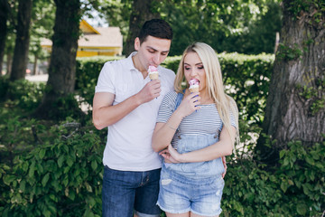 Fototapeta premium happy couple hanging outside