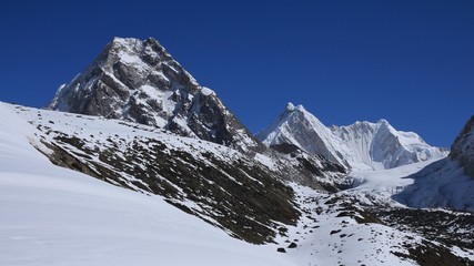 Scene on the way to the Cho La mountain pass. Mountains and glacier in the Mount Everest National Park, Nepal.