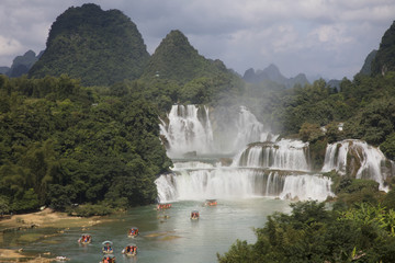 Fototapeta premium Tourist boats viewing Detian Waterfalls in Guangxi Province, China