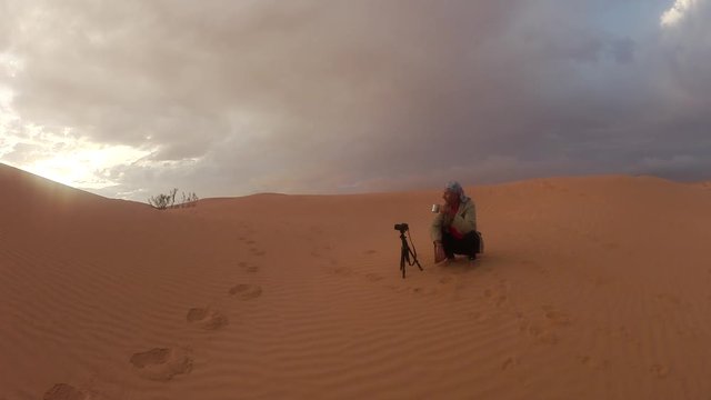 Fotografo naturista Paolo Goglio nel deserto Shara