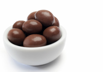 maní almendra bañado en chocolate, fondo blanco