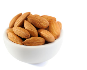 Almendras en bol sobre fondo blanco