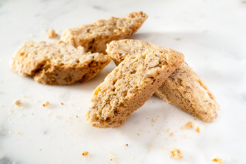 cookies de almendra sobre fondo blanco