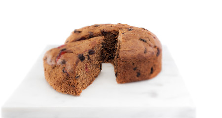 torta galesa con pasas de uva, en fondo blanco