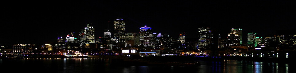 Fototapeta na wymiar Montreal at night