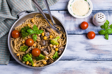 Dark pasta with vegetables