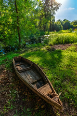 Obraz premium A wooden boat lies on the shore during the day