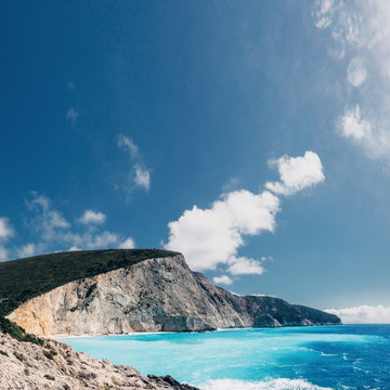 Meereslandschaft mit paradiesisch t&uuml;rkisen Wasser und massiven Bergen im Hintergrund
