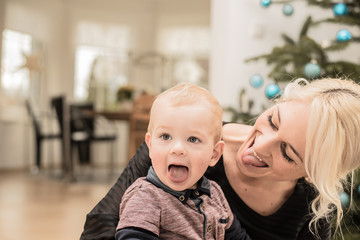 Mutter und Kind zur Weihnachtszeit