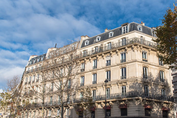 Fototapeta na wymiar Paris, beautiful Haussmann facade in a attractive area of the capital, in the 11e district 