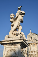 Fototapeta na wymiar Statues d'enfants à la basilique de Pise en Toscane, Italie