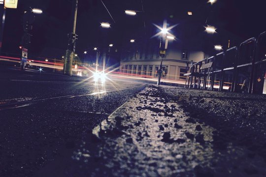 Stra&szlig;e bei Nacht