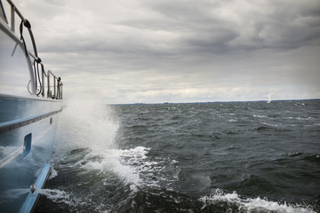 Sportboot Yacht bei stürmischer Fahrt auf der Müritz