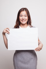 Naklejka premium Young Asian woman with white blank sign.