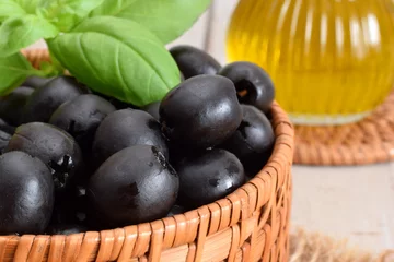 Foto op Plexiglas Oliven schwarz mit flasche olivenöl © igradesign