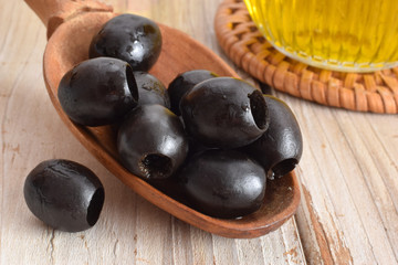 Fototapeta na wymiar Oliven schwarz mit flasche olivenöl