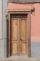 Alte Tür aus Holz in braun