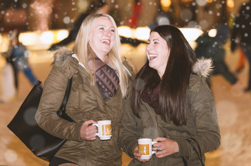 Beste Freundinnen haben Spaß am Weihnachtsmarkt