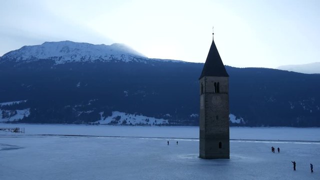 Campanile del lago di Resia in inverno
