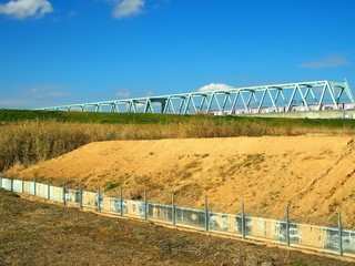 Fototapeta premium 宅地造成地と鉄橋