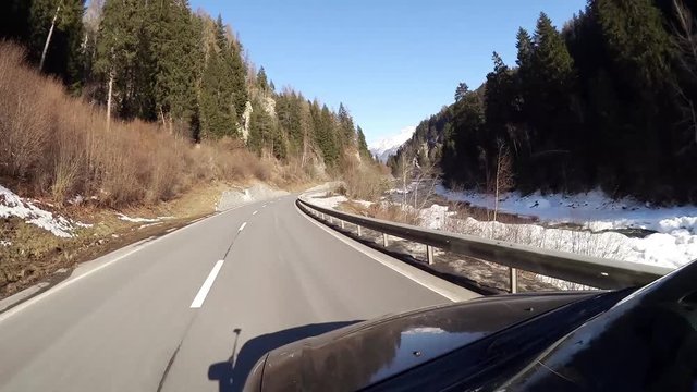 Inverno sulla strada in Engadina