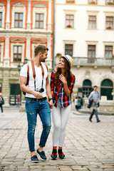 Obraz premium Beautiful Tourist Couple In Love Walking On Street Together.