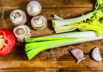 Celery,tomato,garlic,mushroom.