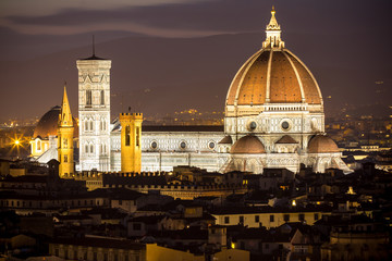 Fototapeta premium Basilica di Santa Maria del Fiore in Florence at night, Italy