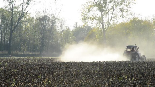 trattore agricolo lavora nel campo nella stagione secca, con molta polvere