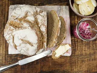 Brotzeit mit Handkäse mit Musik