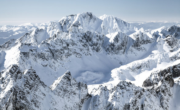 Fototapeta Piękni śnieżni wzgórza w Wysokich Tatras górach, Sistani