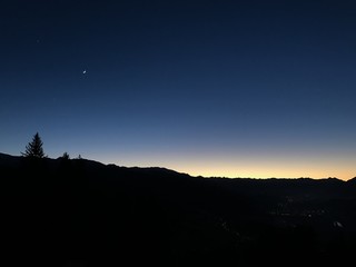 Zillertaler Alpen vom Pillberg bei Schwaz in Tirol  aus Richtung Innsbruck mit Mond und Venus