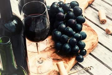 Photo sur Plexiglas Vin Setting with bottles of red wine, wine glass and grape