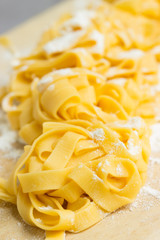 Selbstgemachte Pasta auf bemehlter Arbeitsfläche