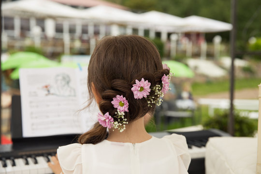 Flechtfrisur bei einem Kind zur Hochzeit