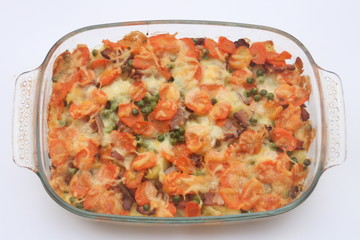 Kartoffelauflauf mit Speck , Karotten und Mozarella