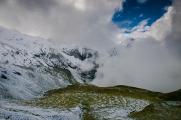 Großglockner alpine snow road. High-altitude tourist road in the Alps.
Serpentines Grosklocker Straße. Großglockner alpine snow road.