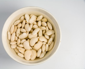 Preparing white beans by soaking in water