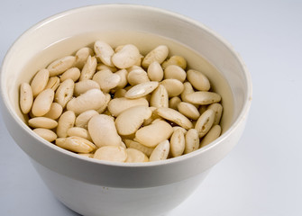 Preparing white beans by soaking in water