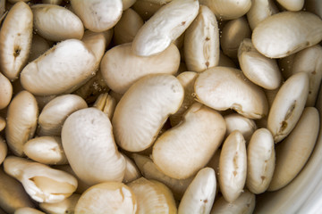 Preparing white beans by soaking in water